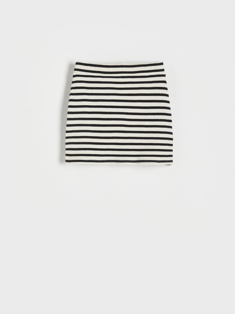 Reserved Trapeze skirt Čierne | 37965JMZG